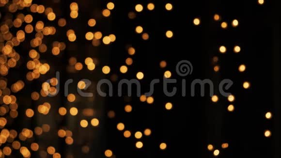 橙色的圣诞花环在离焦模糊的抽象粒子背景视频的预览图