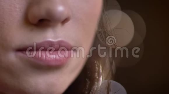 年轻漂亮女性嘴唇在镜头前诱人移动的特写照片视频的预览图