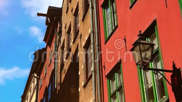 五颜六色传统的意大利房屋和街道与蓝天街道视频的预览图