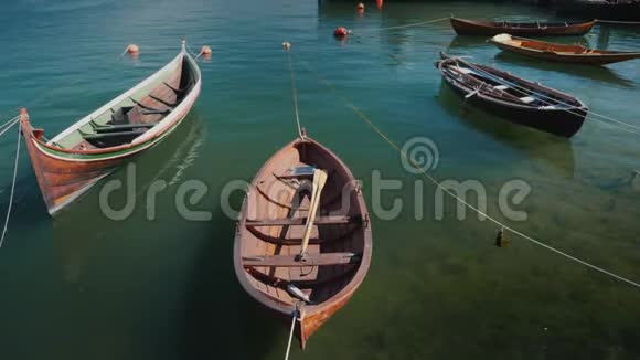 几艘木船停泊在海岸外这是一个渔村的宁静景观视频的预览图