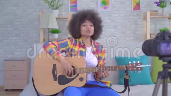 非洲女博主发型是非洲式镜头前有吉他视频的预览图