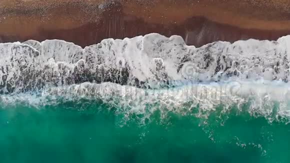 蓝色的波浪拍打着沙滩视频的预览图