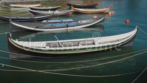 几艘小木船停泊在一个渔村的岸边视频的预览图