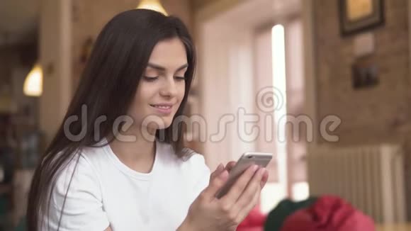 女人在电话里聊天视频的预览图