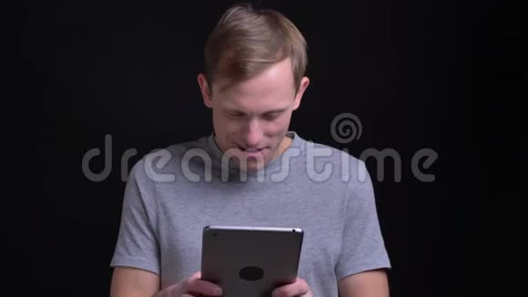 年轻貌美的高加索人用平板电脑特写笑着看着摄像机开心地笑着视频的预览图