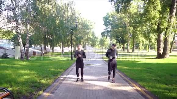 两个朋友在森林里慢跑视频的预览图
