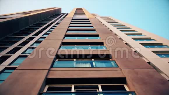 现代公寓建筑景观高大的住宅摩天大楼视频的预览图