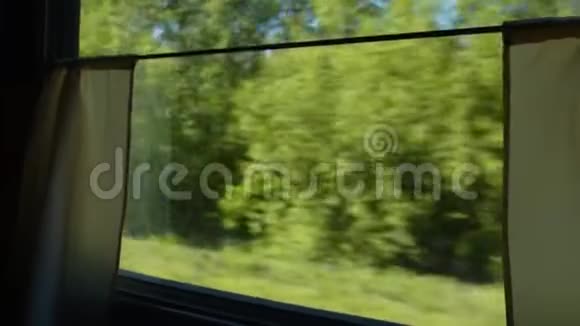 列车窗口与路过的景观视频的预览图