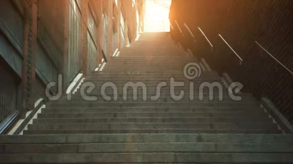 4建筑物后面的城市楼梯楼梯尽头阳光明媚视频的预览图