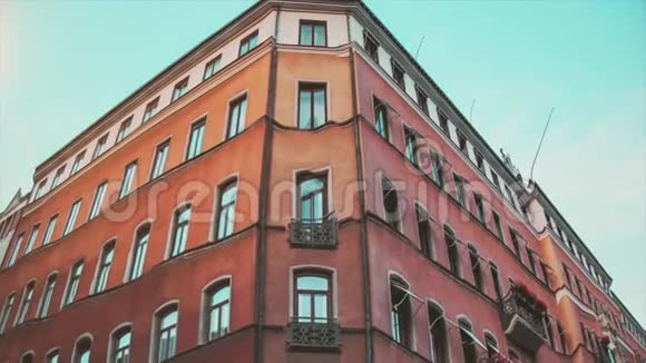 瑞典斯德哥尔摩的红色建筑北欧公寓视频的预览图