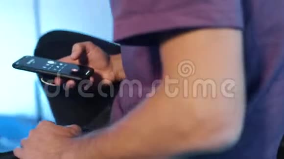 男性穿着紫罗兰色t恤积极在智能手机上浏览应用程序视频的预览图