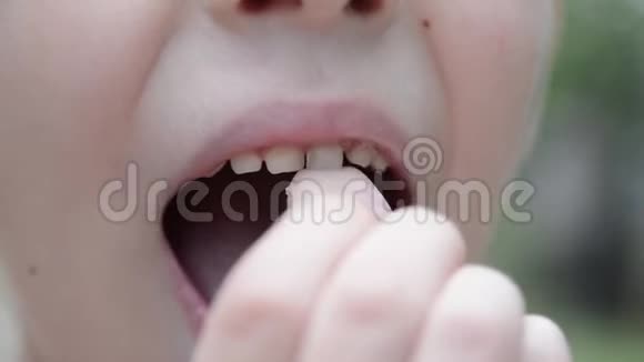 可爱的男孩碰奶牙牙就要掉出来了牛奶护理视频的预览图