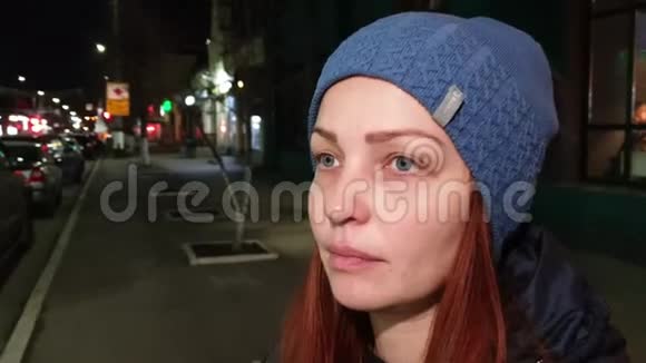一个女人晚上在街上的画像视频的预览图