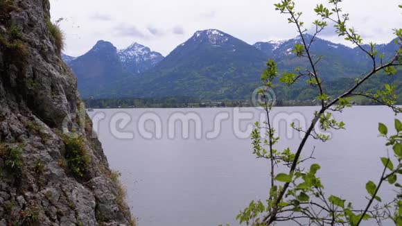 山湖悬崖和雪山峰的景观奥地利视频的预览图