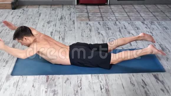 运动型男性仰卧练习瑜伽运动享受健康的生活方式视频的预览图