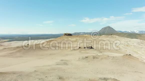 人站在岩石的顶端冰岛鸟瞰图视频的预览图