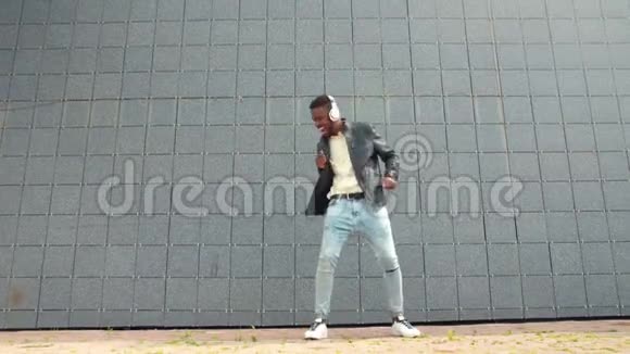 非裔美国人时髦的耳机在户外跳舞玩得开心视频的预览图