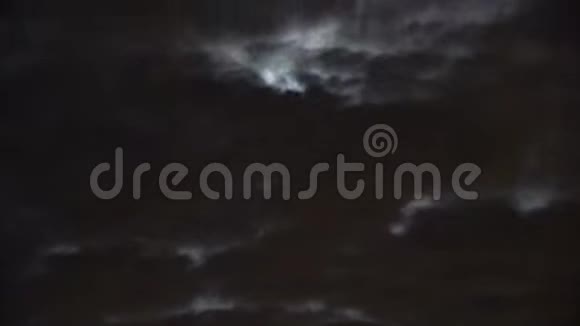 阴天的夜空中有一轮明亮的月亮满月躲在云层里跑得很快夜晚时光流逝满月视频的预览图