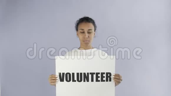 非洲裔美国女孩活动家志愿者海报显示拇指在灰色背景视频的预览图