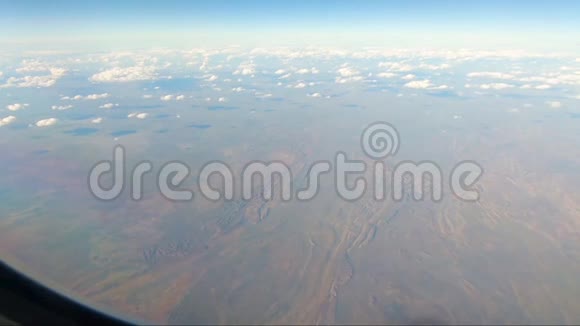 从飞机窗口可以看到红色地球山脉视频的预览图