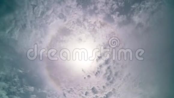 4时间推移太阳晕在蓝天白云上日冕光学现象透镜耀斑和白云在t内快速流动视频的预览图