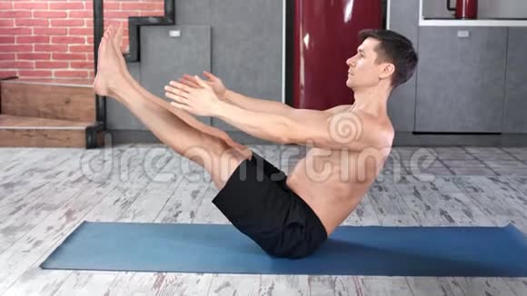 运动男子与完美苗条的运动身体享受练习瑜伽锻炼在家庭侧视视频的预览图