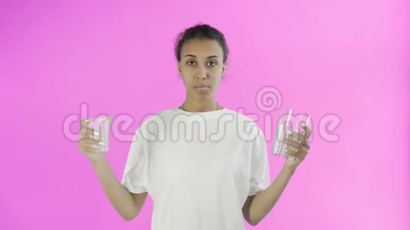 非洲裔美国女活动家粉红色背景的塑料和玻璃杯视频的预览图