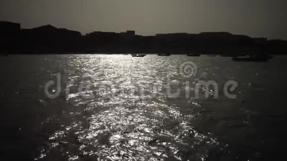 在红海阳光水的倒影中明亮的背景上的船视频的预览图