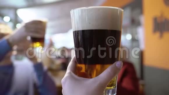 三杯啤酒被举起视频的预览图