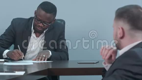黑人商人签了合同把文件交给合伙人视频的预览图