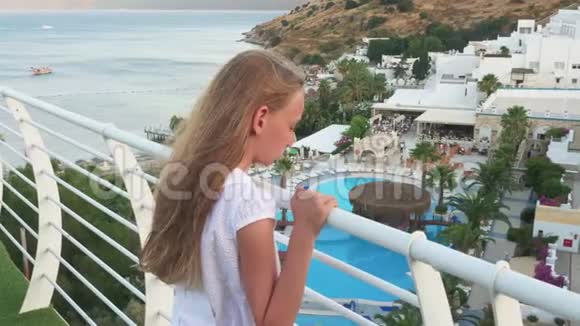 美丽的少女在热带度假胜地视频的预览图