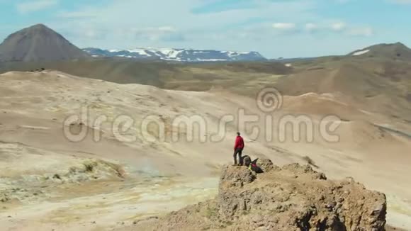 人类旅行者站在山顶上冰岛鸟瞰图视频的预览图