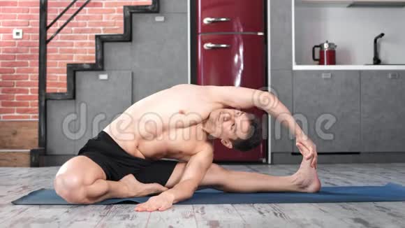 瑜伽男专业制作运动姿势完美伸展全套视频的预览图