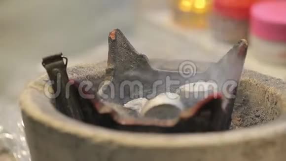 棕榈的芳香煤在一支特殊的蜡烛中冒烟东部国家视频的预览图