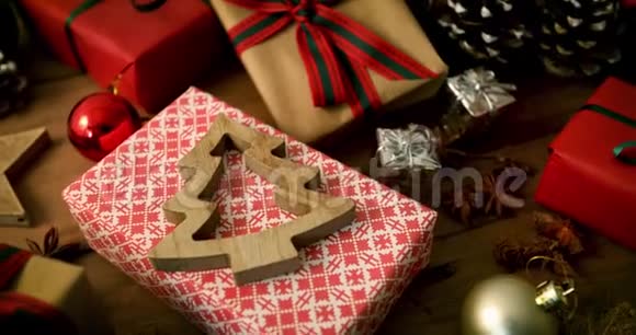 圣诞节装饰和木制木板背景包装的礼物视频的预览图