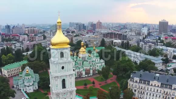 圣索菲亚基辅的大教堂映衬着夕阳的天空空中镜头视频的预览图