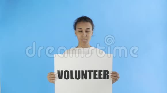 非洲裔美国女孩活动家志愿者海报显示在蓝色背景上视频的预览图