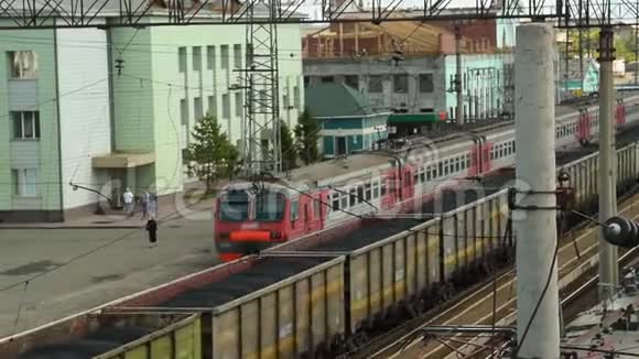 车站的货运和客运列车视频的预览图