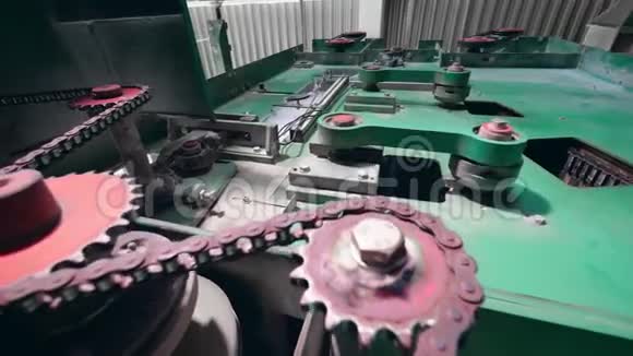 齿轮在工厂机器上工作时移动视频的预览图