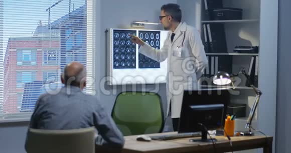 男性医生向病人解释脑部扫描视频的预览图