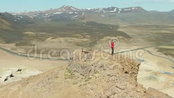 人站在山顶上冰岛鸟瞰图视频的预览图