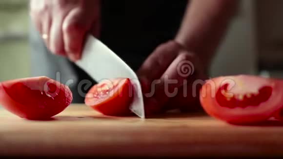 把番茄切成块放在木切割板上做沙拉视频的预览图