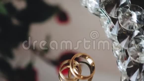 金色结婚戒指躺在镜面上旋转视频的预览图