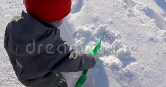 幼儿收集雪绿铲视频的预览图