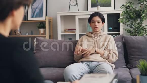 沮丧的青少年在现代办公室与心理治疗师交谈视频的预览图