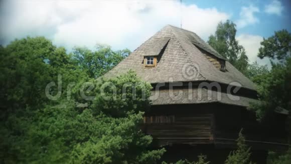 斯堪的纳维亚传统的老木屋屋顶很大视频的预览图