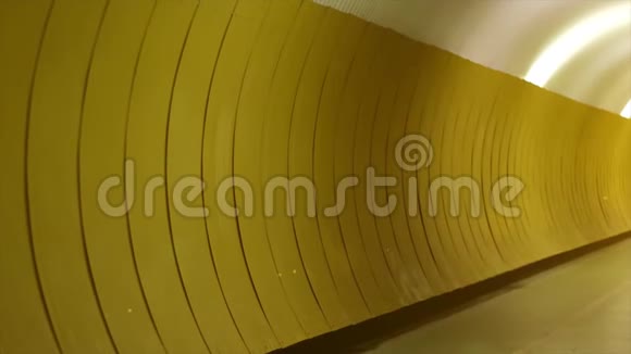 4K黄墙黄色的装饰隧道墙视频的预览图