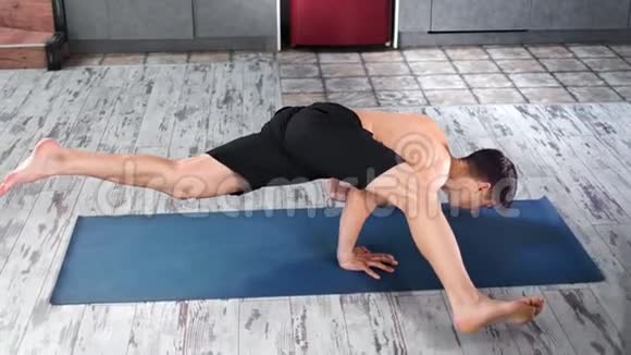 运动灵活的瑜伽男子做运动锻炼手站立姿势高角度视频的预览图