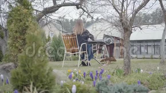 成功的职业可爱钢琴家在后院的合成器上演奏古典钢琴音乐真人系列视频的预览图