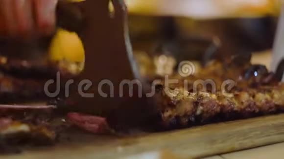 厨师把烤肉的斧子砍在猪排骨的火上烧烤排骨肉类菜肴的审美服务视频的预览图